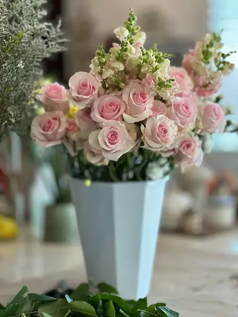 Kompozim modern minimalist i luleve