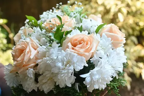 Buqeta Pearl Roses me trëndafila të bardhë dhe krem